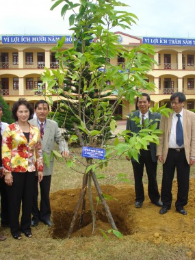 Bà Nguyễn Thị Kim Ngân, Nguyên Bộ Trưởng Bộ LĐ-TB & Xã hội về thăm trường