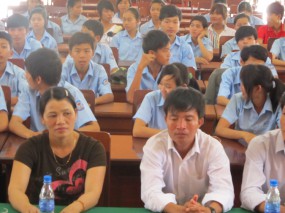 Đón đoàn học sinh Trường THCS Bình Nguyên 2 thăm Trường - năm 2012